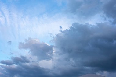 .Gökyüzünde bulutlar, akşam batımı, açık güneşli gün.