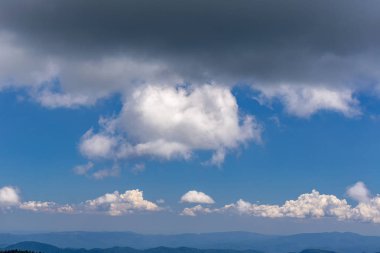 .Gökyüzünde bulutlar, akşam batımı, açık güneşli gün.