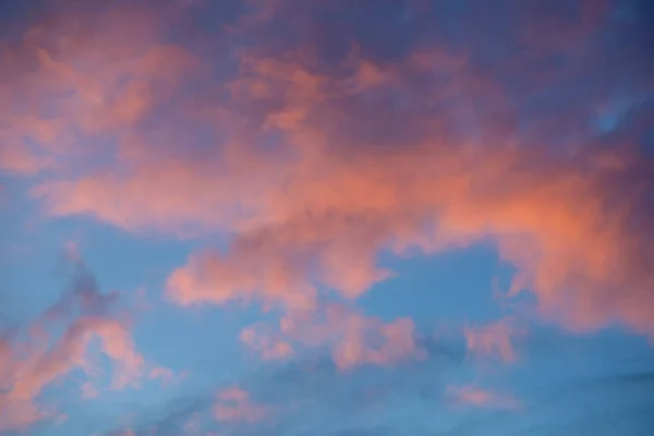 Abendhimmel Mit Rosa Wolken Sonnenuntergang Und Übergang Zur Regimezeit — Stockfoto
