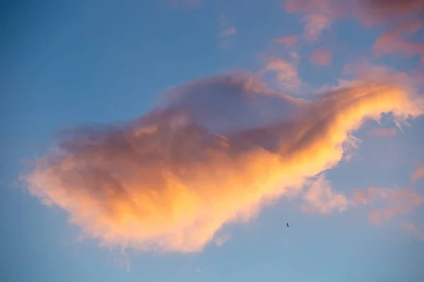 Вечернее Небо Розовыми Облаками Закатом Переходом Режиму — стоковое фото