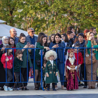 Adygea Maykop Cumhuriyeti, Rusya Federasyonu 04.25.2019; Ulusal kostümler dans gruplarının binicilik biniciler sanatçıların katılımı ile ulusal bayrak kutlaması.