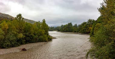 Dağ nehri, çamurlu su dağ yamaçlarından gelen çamur ve kil karışımı..