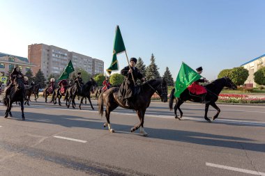 Adygea Maykop Cumhuriyeti, Rusya Federasyonu 04.25.2019; Ulusal kostümler dans gruplarının binicilik biniciler sanatçıların katılımı ile ulusal bayrak kutlaması.