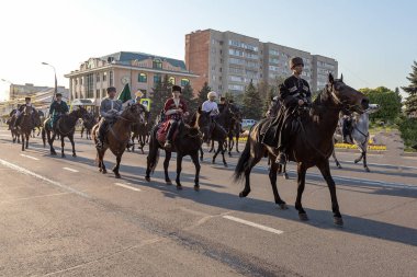 Adygea Maykop Cumhuriyeti, Rusya Federasyonu 04.25.2019; Ulusal kostümler dans gruplarının binicilik biniciler sanatçıların katılımı ile ulusal bayrak kutlaması.