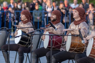 Adygea Maykop Cumhuriyeti, Rusya Federasyonu 04.25.2019; Ulusal kostümler dans gruplarının binicilik biniciler sanatçıların katılımı ile ulusal bayrak kutlaması.