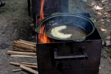 Maikop Adydeya Bölgesi, Rusya Federasyonu, 06.15.2019: Geleneksel Aygea mutfağından insanlar tarafından açık havada aşçılık ve yemek tatili.