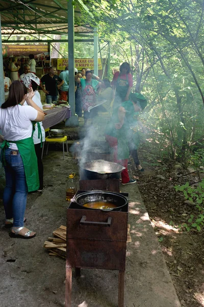 Maikop Adydeya Bölgesi Rusya Federasyonu 2019 Geleneksel Aygea Mutfağından Insanlar — Stok fotoğraf