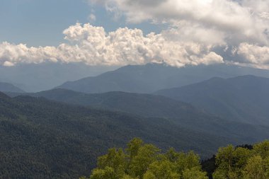 .Gökyüzünde bulutlar, akşam batımı, açık güneşli gün.