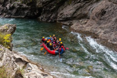 Maykop; Adygea Cumhuriyeti; Rusya Federasyonu; 08.16.2020: Cesur insanlar, su aşıkları güneşli bir yaz gününde dağ nehrinde rafting yapıyorlar .