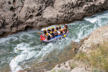 Maykop; Adygea Cumhuriyeti; Rusya Federasyonu; 08.16.2020: Cesur insanlar, su aşıkları güneşli bir yaz gününde dağ nehrinde rafting yapıyorlar .