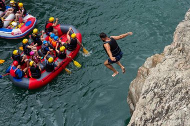Maykop; Adygea Cumhuriyeti; Rusya Federasyonu; 08.16.2020: Cesur insanlar, su aşıkları güneşli bir yaz gününde dağ nehrinde rafting yapıyorlar .