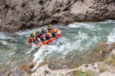Maykop; Adygea Cumhuriyeti; Rusya Federasyonu; 08.16.2020: Cesur insanlar, su aşıkları güneşli bir yaz gününde dağ nehrinde rafting yapıyorlar .
