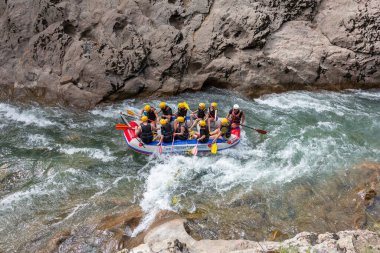 Maykop; Adygea Cumhuriyeti; Rusya Federasyonu; 08.16.2020: Cesur insanlar, su aşıkları güneşli bir yaz gününde dağ nehrinde rafting yapıyorlar .