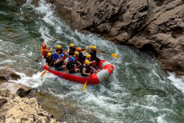  Maikop Adygeya, Rusya Federasyonu mu? 08.16.2020: Bir dağ nehrinde rafting, ekstrem sporlar ve açık hava eğlencesi aşıkları, güneşli bir yaz gününde.