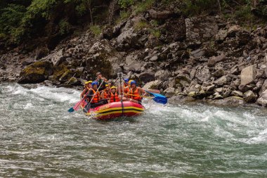  Maikop Adygeya, Rusya Federasyonu mu? 08.16.2020: Bir dağ nehrinde rafting, ekstrem sporlar ve açık hava eğlencesi aşıkları, güneşli bir yaz gününde.