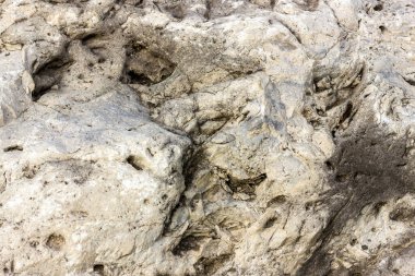 Kesikteki doğal taşın dokusu manzara tasarımı alanındaki yaratıcı gelişmeler için bir malzemedir..