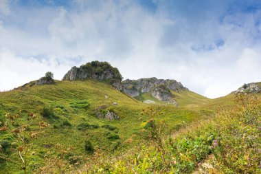 Yaz mevsiminde turistler ve açık hava meraklıları için ziyaret edilecek ve yürüyecek yerler olan dağların manzarası ve bitki örtüsüyle kaplıdır..