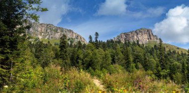 Yaz mevsiminde turistler ve açık hava meraklıları için ziyaret edilecek ve yürüyecek yerler olan dağların manzarası ve bitki örtüsüyle kaplıdır..