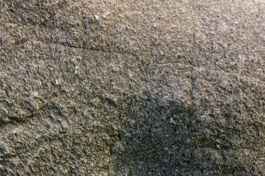 Kesikteki doğal taşın dokusu manzara tasarımı alanındaki yaratıcı gelişmeler için bir malzemedir..