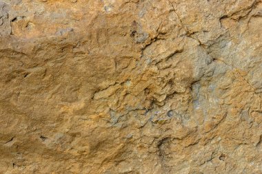 Kesikteki doğal taşın dokusu manzara tasarımı alanındaki yaratıcı gelişmeler için bir malzemedir..