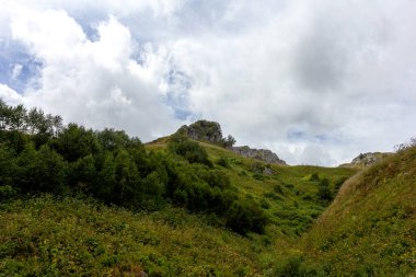 Yaz mevsiminde turistler ve açık hava meraklıları için ziyaret edilecek ve yürüyecek yerler olan dağların manzarası ve bitki örtüsüyle kaplıdır..