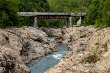Maikop Adygeya Bölgesi, Rusya Federasyonu, 08,16,2020: Güneşli bir yaz gününde, bir dağ nehrinde rafting, ekstrem sporlar ve açık hava eğlencesi aşıkları,.