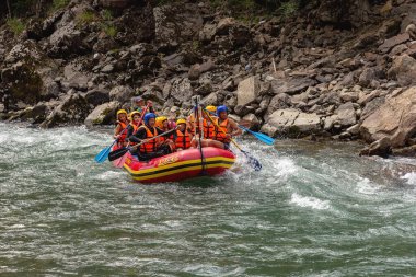Maikop Adygeya Bölgesi, Rusya Federasyonu, 08,16,2020: Güneşli bir yaz gününde, bir dağ nehrinde rafting, ekstrem sporlar ve açık hava eğlencesi aşıkları,.