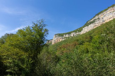 Dağların manzarası, gözlem platformları ve turist rotaları sonbaharda doğa severlerin dinlenebileceği bir yer..