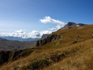 Sonbaharda dağların manzarası, doğanın koynunda dinlenme ve seyahat yeri subalpine otlaklarının dağlık bölgesinde..
