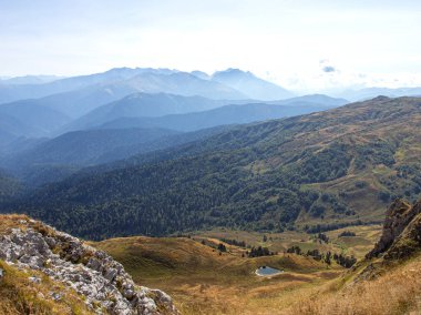 Sonbaharda dağların manzarası, doğanın koynunda dinlenme ve seyahat yeri subalpine otlaklarının dağlık bölgesinde..