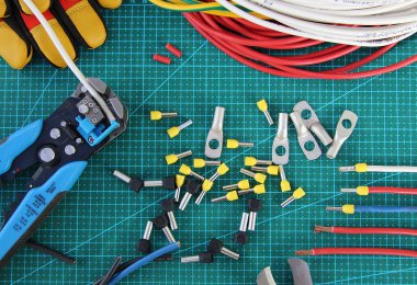 masa üstü görünümünde elektrikçi aracı