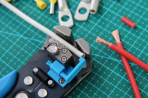 Wire Stripping Tool Table — Stock Photo, Image