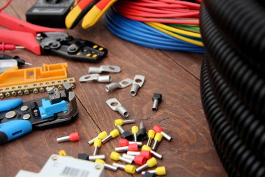 ahşap masa üzerinde elektrikli aletler