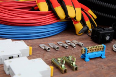 ahşap masa üzerinde elektrikli aletler