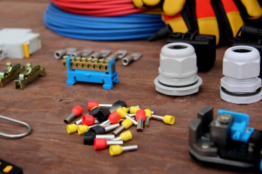 ahşap masa üzerinde elektrikli aletler
