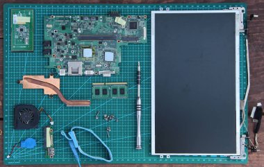 masa yeşil substrat üst görünümünde elektronik onarım