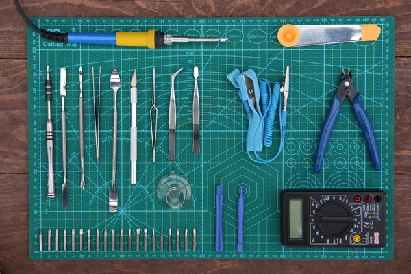 桌面视图上的电子维修工具 — 图库照片