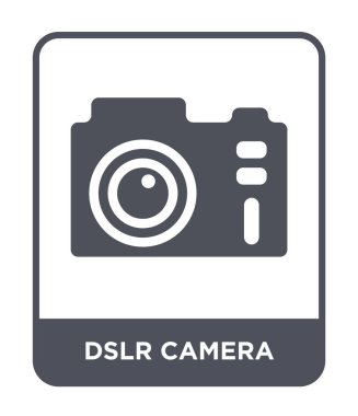 modaya uygun bir tasarım tarzı DSLR kamera simgesi. Beyaz arka plan üzerinde izole dslr kamera simgesi. DSLR fotoğraf makinesi vektör simgesi basit ve modern düz sembolü.