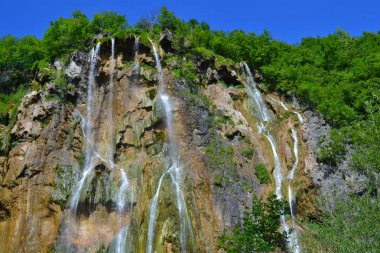 Yaz aylarında Hırvatistan Plitvice Gölleri üzerinde en büyük şelale. Mavi gökyüzü bulutlar olmadan.