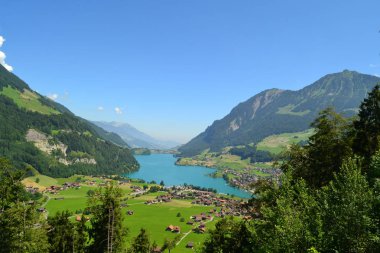 Panoramik manzaralı köyün İsviçre Lungern. Göl, yüksek dağlar, Alpin çayırlar, masmavi su evleri.