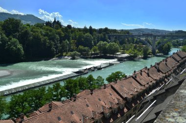 Bern, baraj, masmavi su, Demiryolu Köprüsü, bir sıra evler, mavi gökyüzü Aare nehri Panoraması.