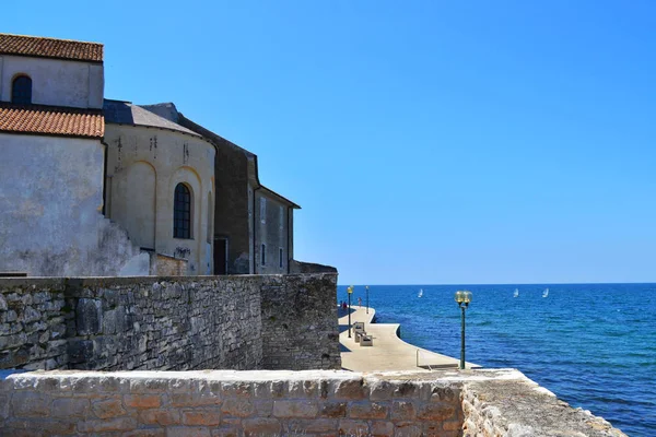 Oude Huizen Porec Buurt Van Promenade Blauwe Adriatische Zee Drie — Stockfoto