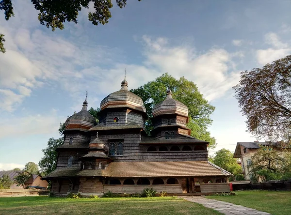 古い木造教会の聖ジョージ ドロホブィチで晴れた日に 緑の草は周りです ドロホブィチ ウクライナ — ストック写真