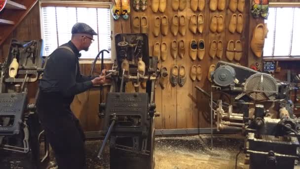 Zaanse Schans 2018年3月25日 Kooijman 木鞋车间 表演者展示了传统的荷兰木鞋是如何制作的 机器把卡盘的内部挖空了 — 图库视频影像