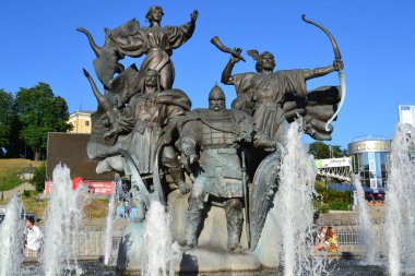 Kiev / Ukrayna - 05 Haziran 2011: anıt bir çeşme şeklinde adanmış Kyi, Shchek ve Khoryv ve onların kardeş Lybid Bağımsızlık Meydanı (Maidan Nezalezhnosti).