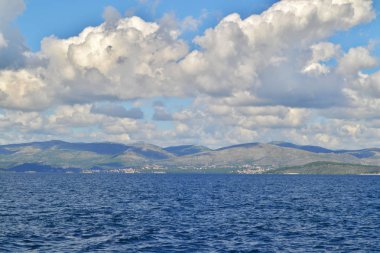 Adriyatik Denizi Hırvatistan, arazi uzakta. Mavi gökyüzü ve beyaz bulutlar.