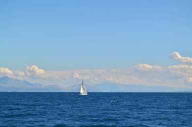 Yelkenli tekne ve deniz. Arazi anahat uzakta. Mavi gökyüzü. Hırvatistan.