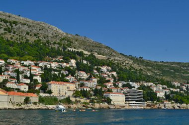 Dubrovnik / Hırvatistan - 09 Eylül 2018: hill ve Dubrovnik'in Halk Plajı üzerinde özel evler.