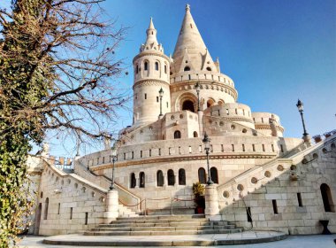 Budapeşte Macaristan balıkçı'nın Kalesi. Bastion beyaz kule üzerinde görüntüleyin. Geç kış, erken bahar.