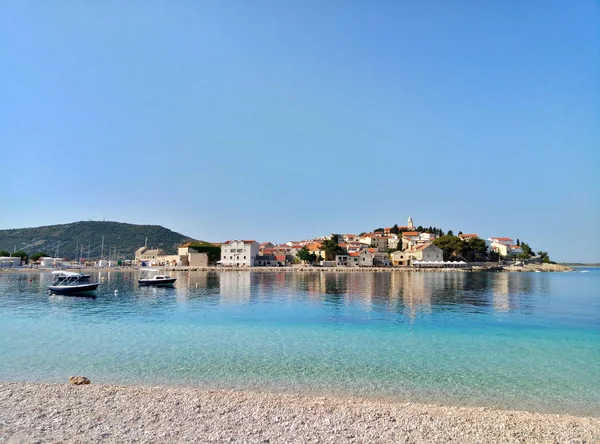 Panoramisch Zeegezicht Stadsgezicht Stad Primosten Kroatië Blauwe Zee Meerdere Boten — Stockfoto